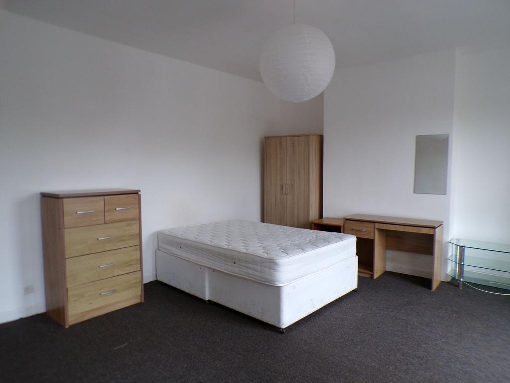 Bright, simply furnished double bedroom with a ...