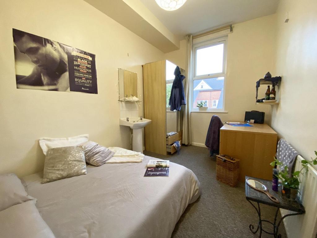 Bright and neatly furnished double bedroom with...