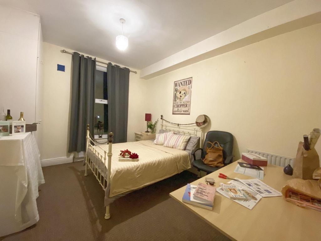 Bright, neatly presented double bedroom with a ...