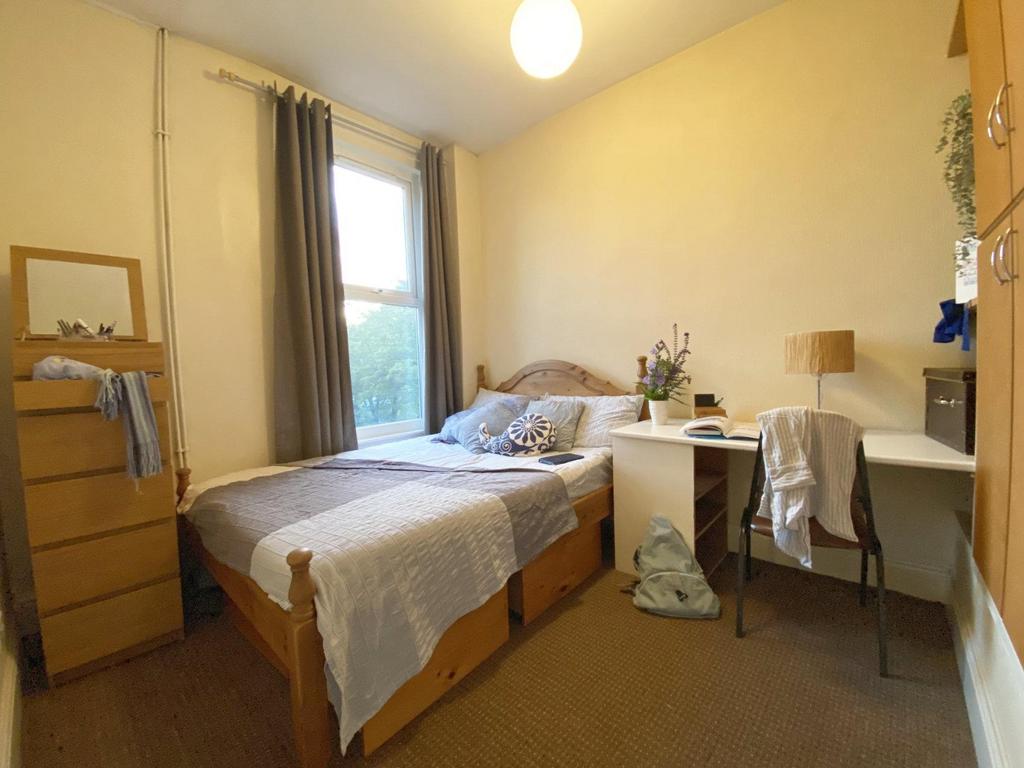 Bright, neatly presented double bedroom with a ...
