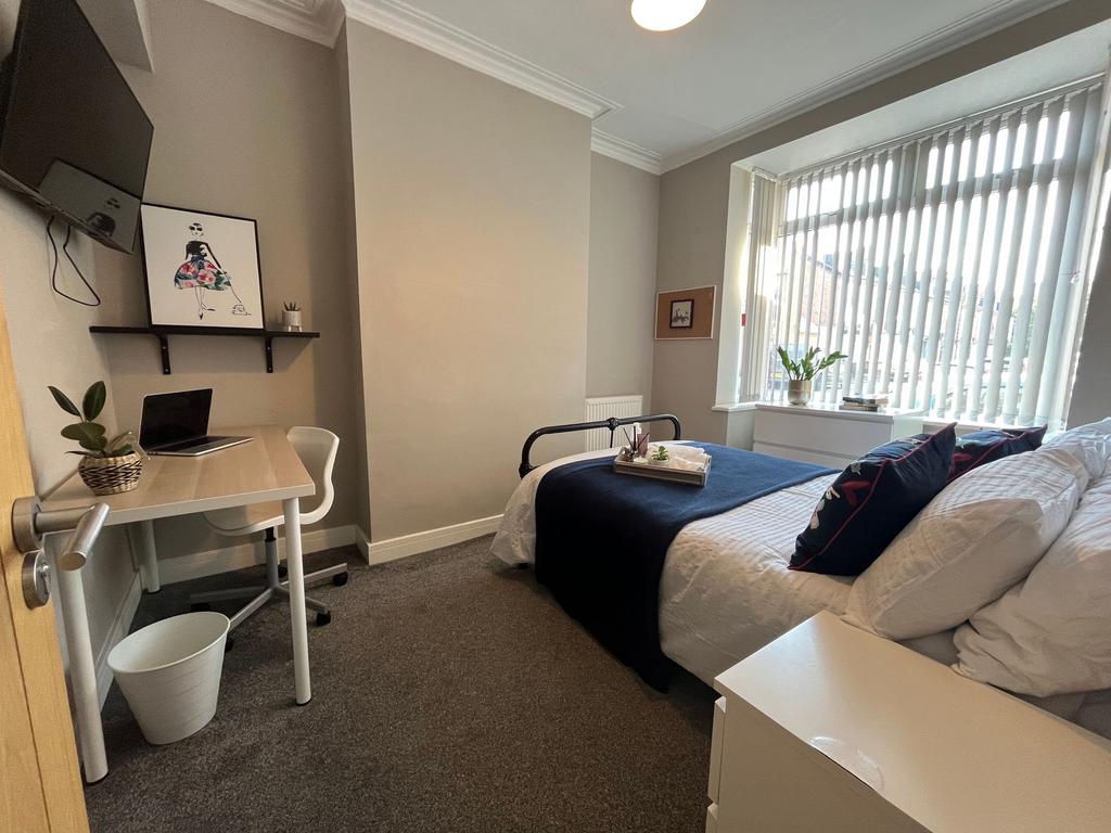 Bright, well-presented bedroom with a double be...