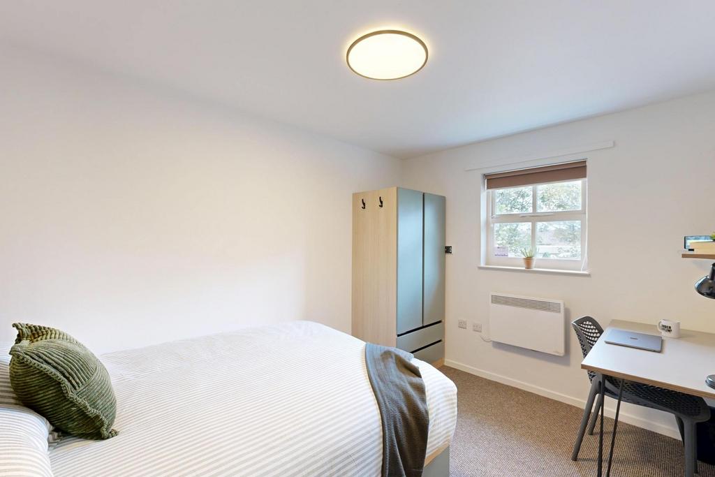 Bright, neatly presented double bedroom with a ...
