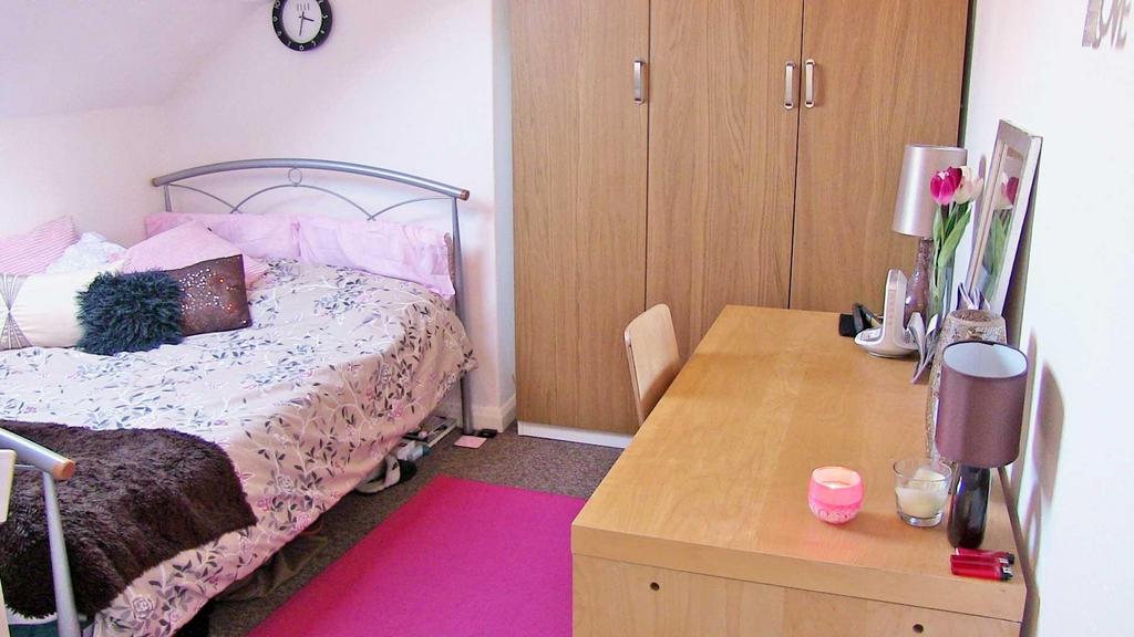 Bright, cosy bedroom with a double bed, study d...