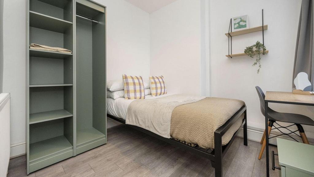 A stylish and well-maintained double bedroom fe...