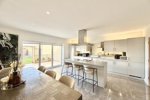 4 bedroom detached house for sale, Merton Close, Kippax