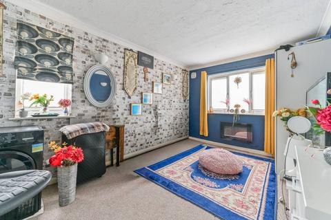 1 bedroom flat for sale, Graham Avenue, Mitcham, CR4