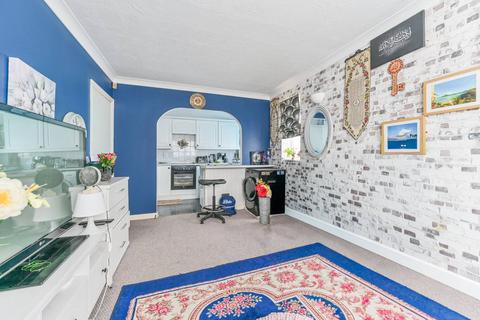 1 bedroom flat for sale, Graham Avenue, Mitcham, CR4