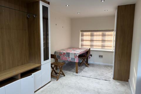 4 bedroom semi-detached house to rent, St. Marys Avenue North, Southall, Greater London, UB24LU