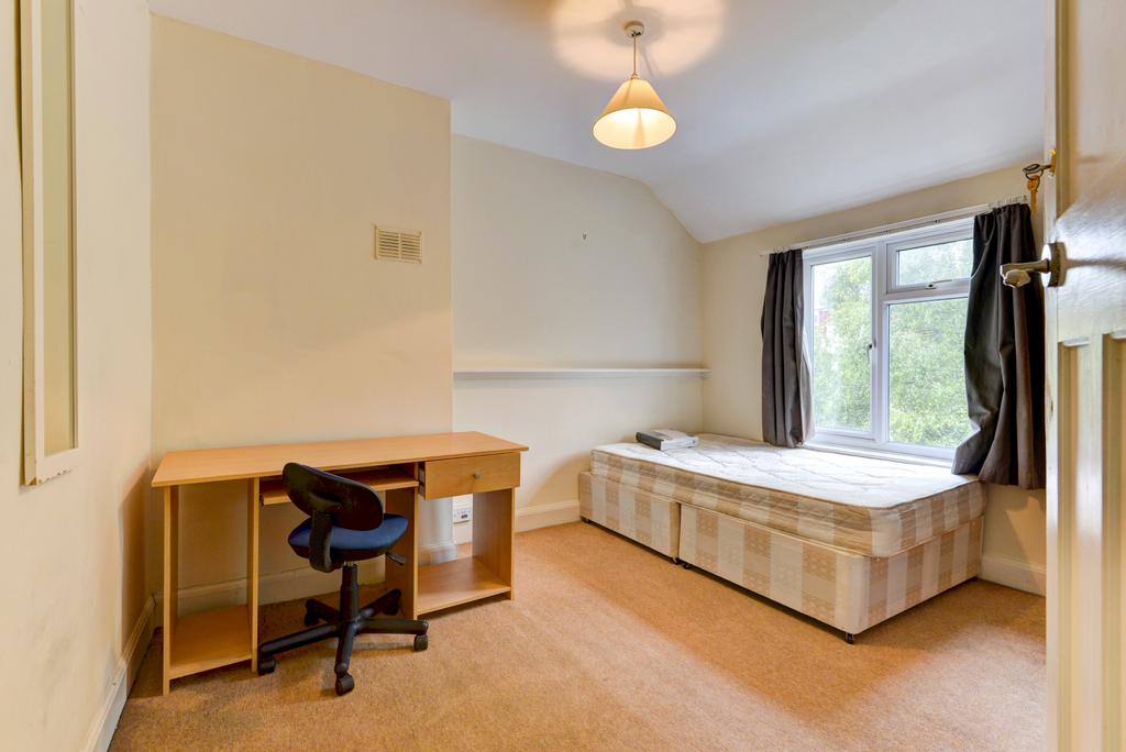A bright and tidy single bedroom featuring a la...