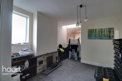 3 bedroom end of terrace house to rent, Ashburnham Road, Northampton