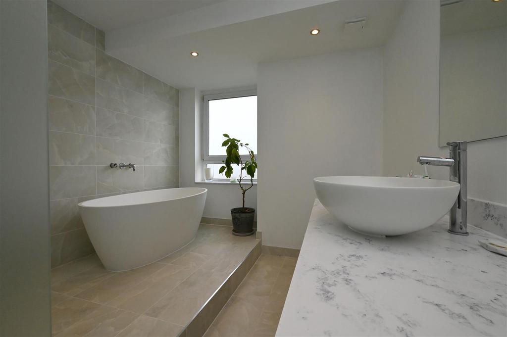 Ensuite.JPG