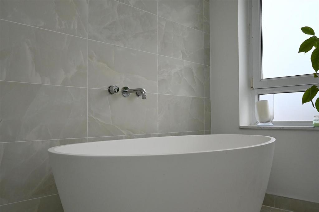 Ensuite2.JPG