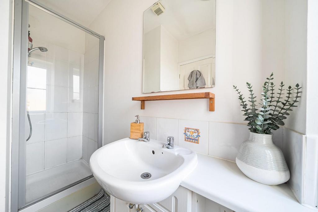 Ensuite 2.jpg