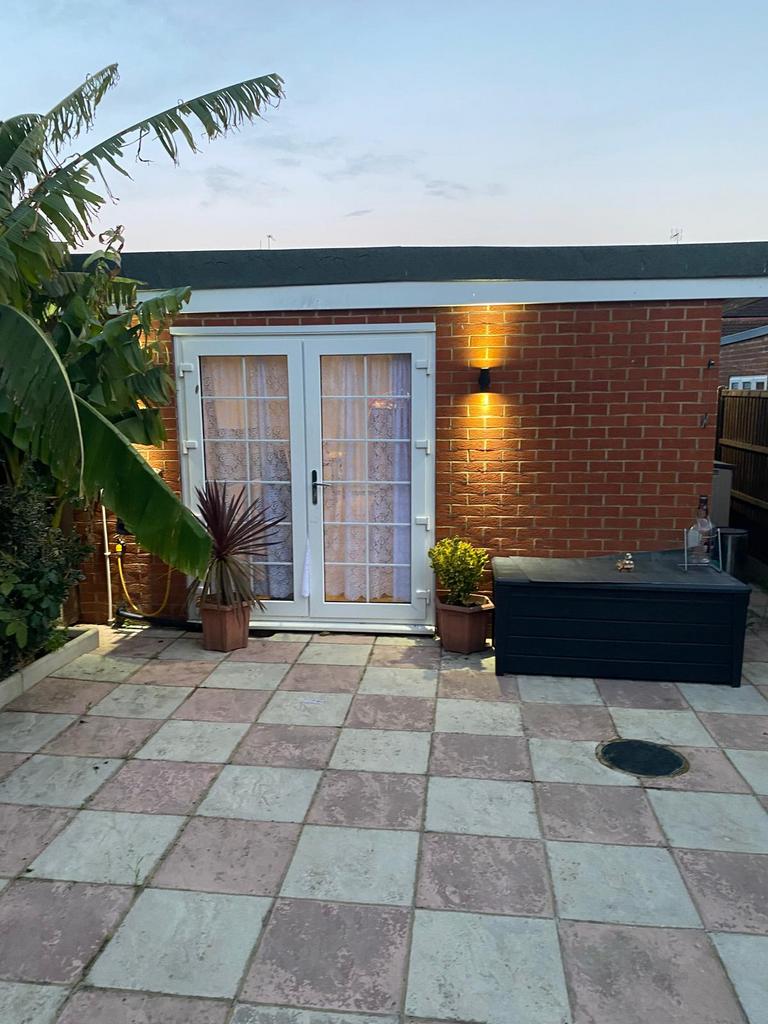 Well presented studio flat to rent including bill