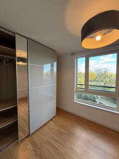 3 bedroom flat to rent, Blondin Way, London SE16