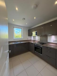 3 bedroom flat to rent, Blondin Way, London SE16