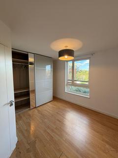 3 bedroom flat to rent, Blondin Way, London SE16