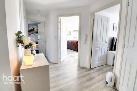 2 bedroom flat for sale, Meadfarm Close, Harold Hill