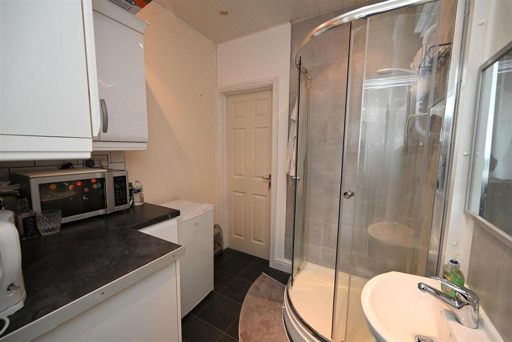 Shower room kitchen.jpg