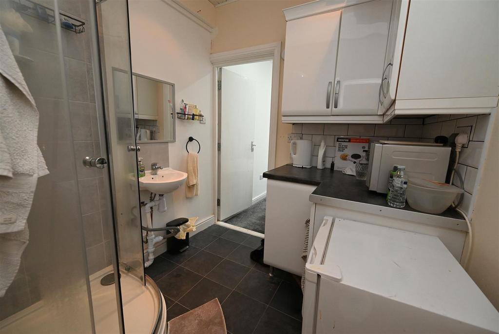 Annex shower kitchen.jpg
