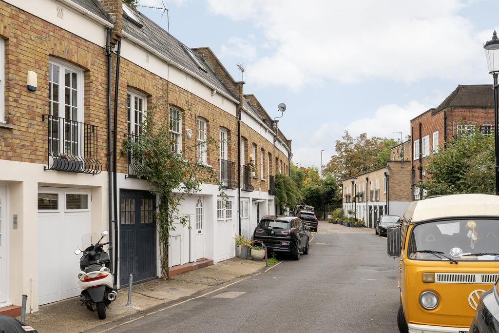 Private Realtor-23 Royal Crescent Mews-2 Lo
