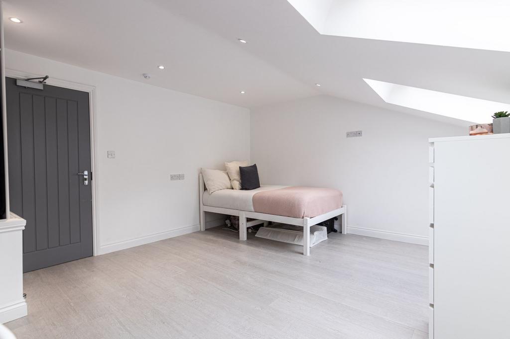 Bright, modern single bedroom with a comfortabl...