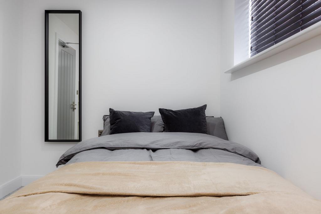 A modern and cozy double bedroom featuring a ne...