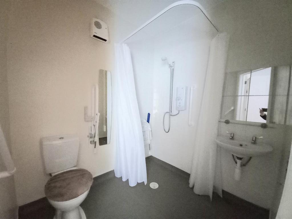 11 Brookfield Wet Room.jpg