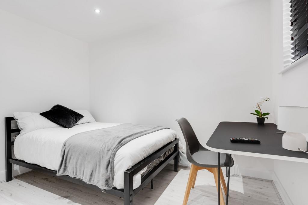 Modern and minimalistic single bedroom featurin...