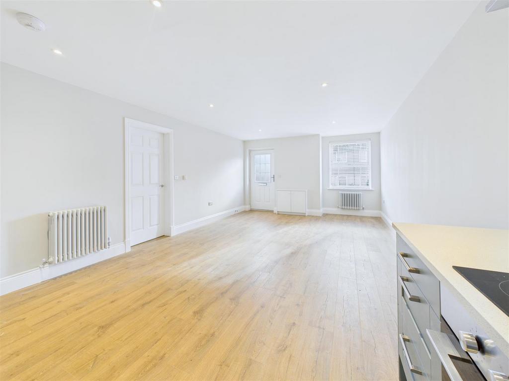 CAM04279 G0-PR0239-STILL021.jpg