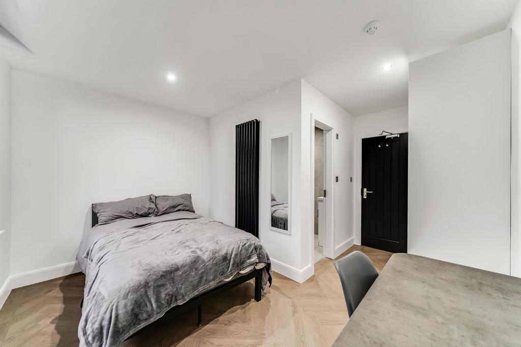A modern and well-maintained bedroom featuring ...