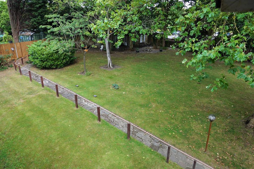 COMMUNAL GROUNDS & PARKING