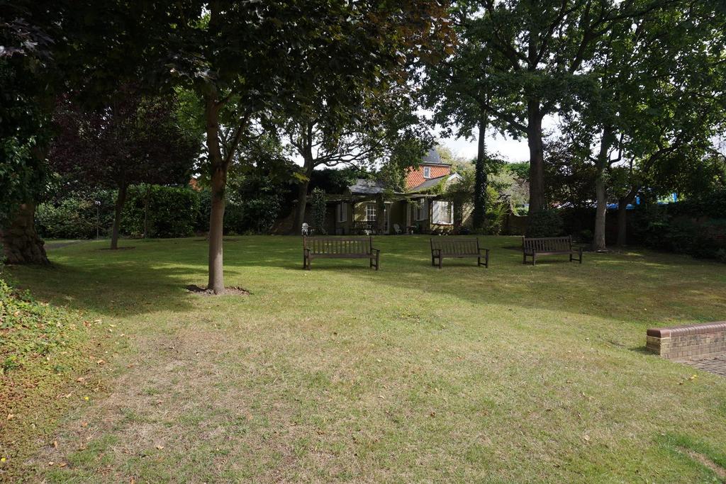 COMMUNAL GROUNDS & PARKING