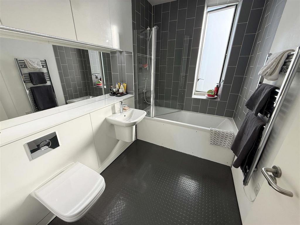 Smiths Dock Bathroom.jpg