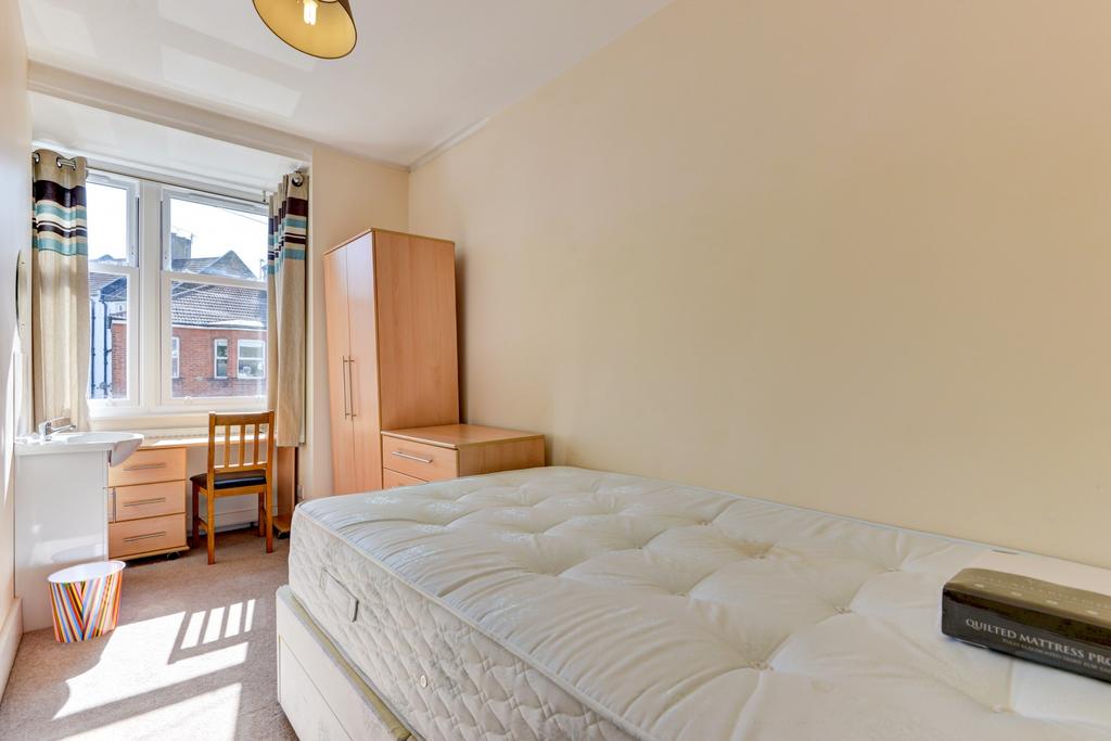 Bright and tidy single bedroom with a comfortab...