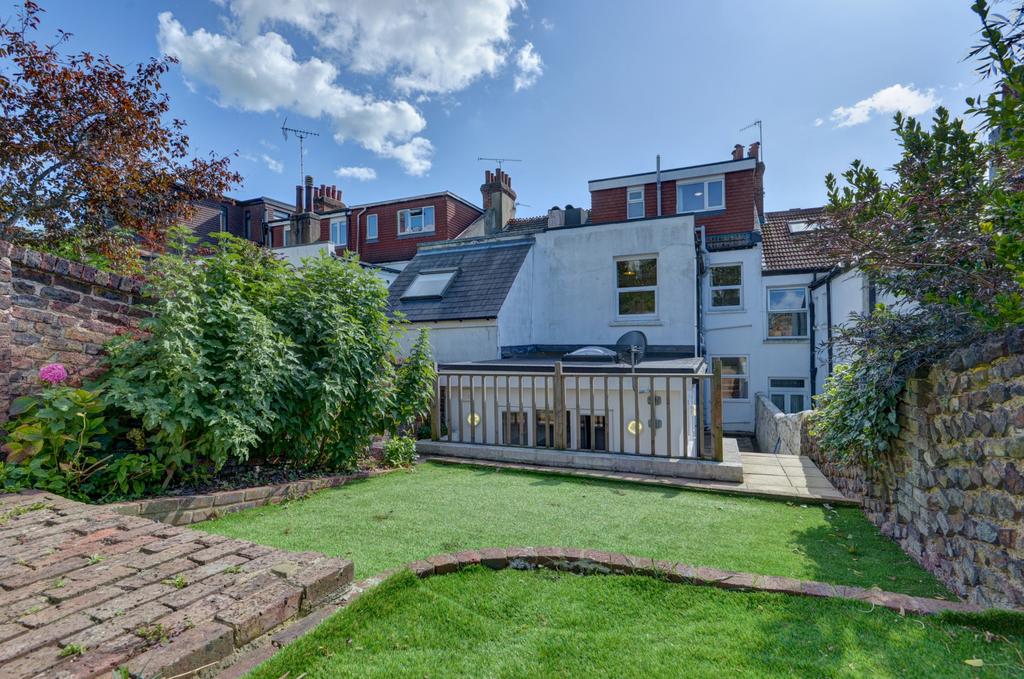 A charming view of the front exterior of a resi...