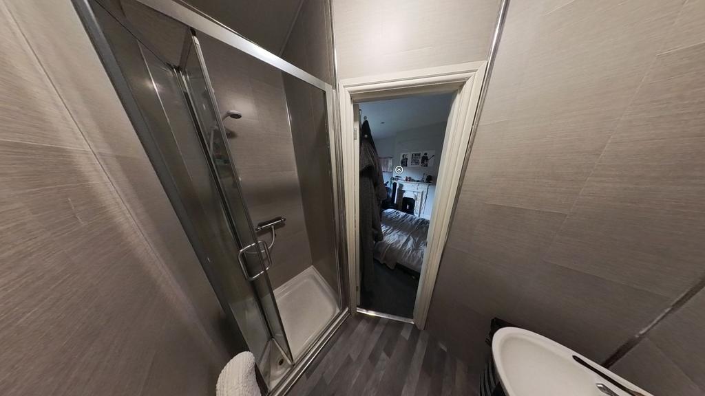 A clean and tidy bathroom with a shower cubicle...