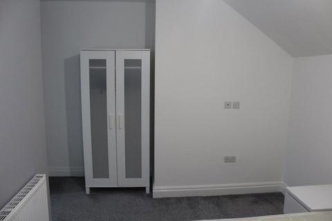 3 bedroom flat to rent, St John Divine Church