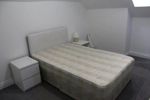 3 bedroom flat to rent, St John Divine Church