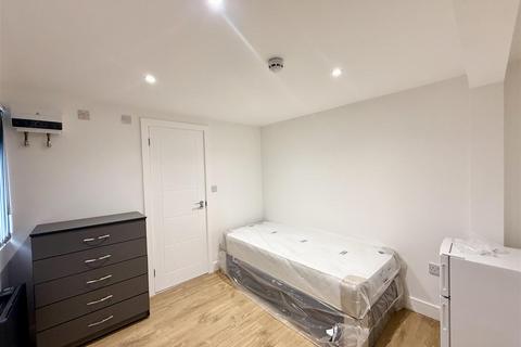 1 bedroom in a house share to rent, Northcote Avenue, Southall
