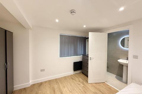 1 bedroom in a house share to rent, Northcote Avenue, Southall