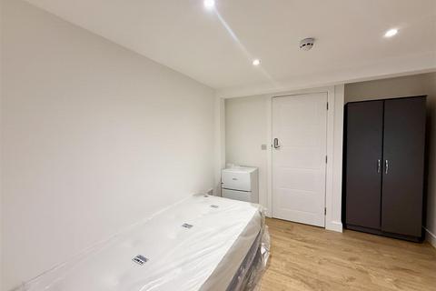 1 bedroom in a house share to rent, Northcote Avenue, Southall