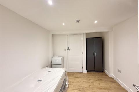 1 bedroom in a house share to rent, Northcote Avenue, Southall