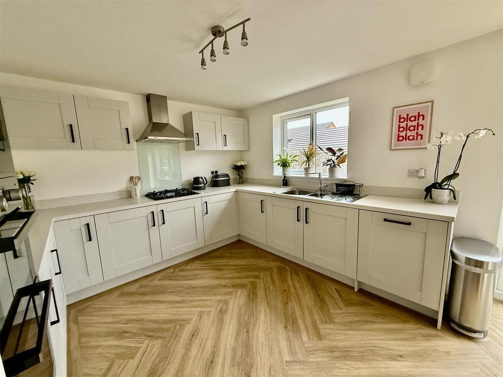 KITCHEN &amp; DINING AREA