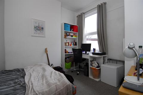 3 bedroom house to rent, Park Terrace, Gascoyne Place, Plymouth PL4