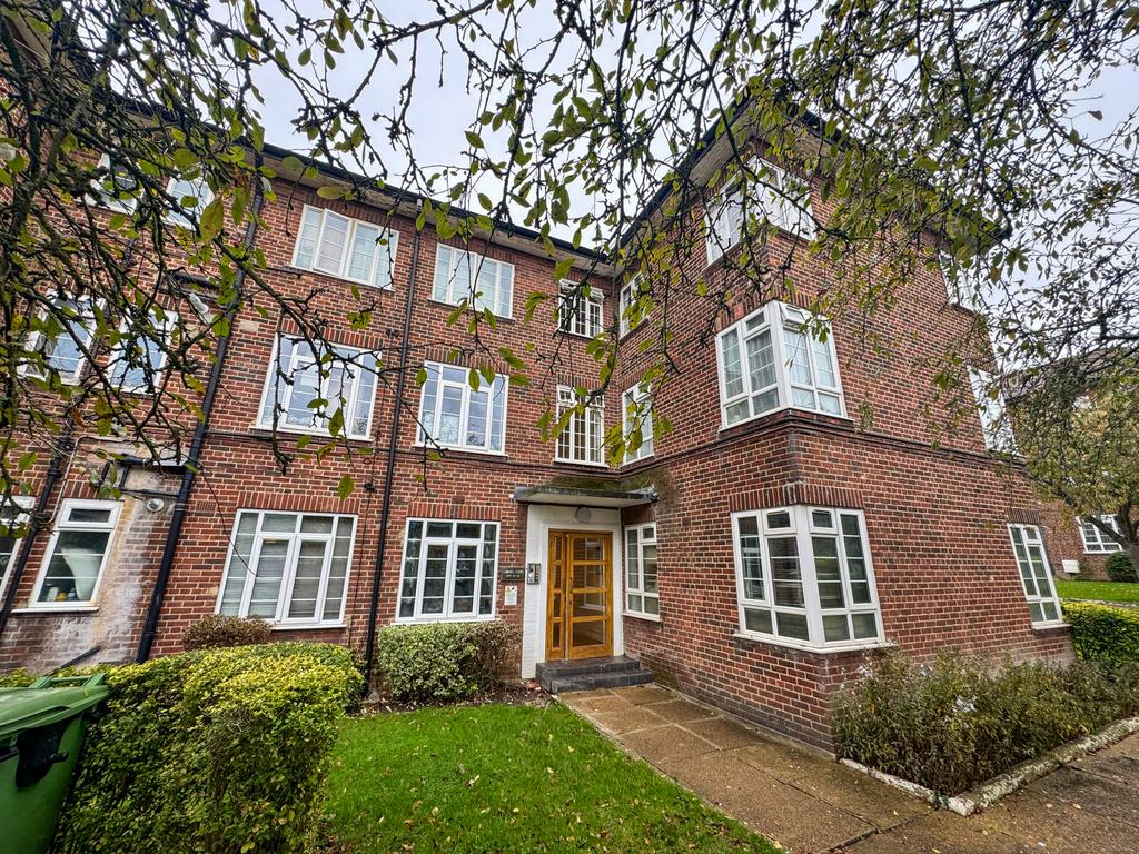 One Bed Ground Floor Flat Off Forty Lane Opposite