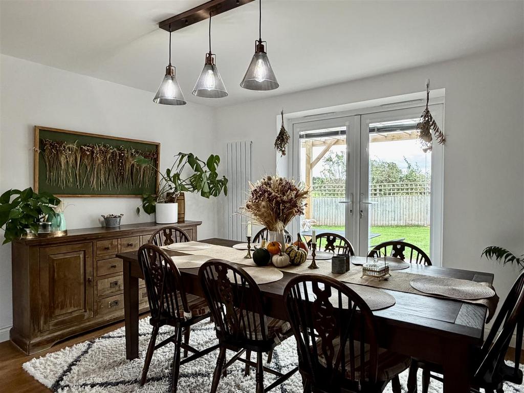 Spacious lounge/dining room