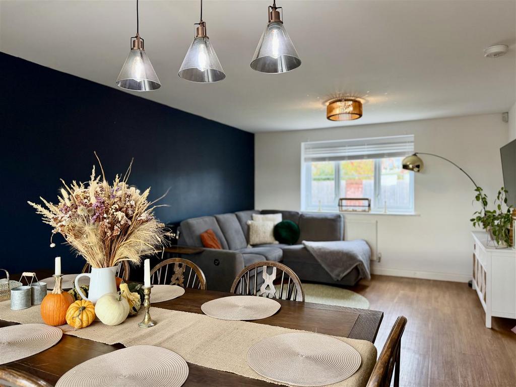 Spacious lounge/dining room