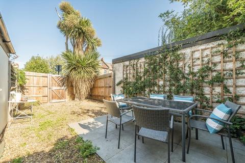 3 bedroom flat for sale, Trinity Road, London SW17