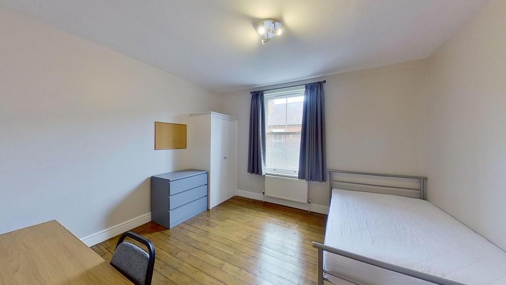 Bright, neatly presented single bedroom with wo...